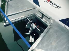 Silnik TORQEEDO CRUISE 4.0 RS zainstalowany na pawęży pontonu