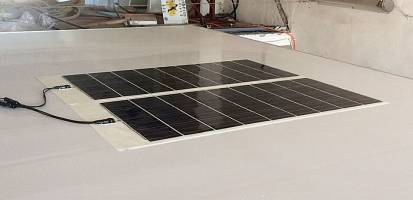 Dwa panele solarne 160 W zainstalowane na dachu pontonu